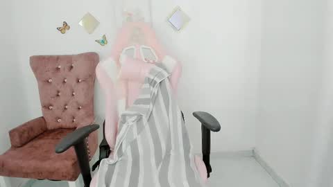 Snapshot of zooeybelair chatting on November 18, 2025, 4:22 pm Alicie online show from November 18, 2025, 4:22 pm