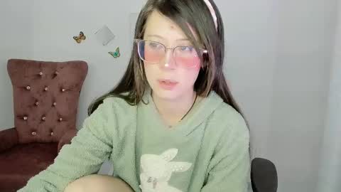 Snapshot of zooeybelair chatting on December 4, 2025, 8:34 am Alicie online show from December 4, 2025, 8:34 am