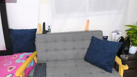 zou_quira online show from November 24, 2025, 3:06 am