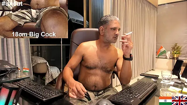 Snapshot of OnlineBossUK chatting on February 17, 2025, 6:04 pm OnlineBossUK online show from February 17, 2025, 6:04 pm