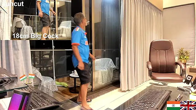 Snapshot of OnlineBossUK chatting on February 26, 2025, 4:14 pm OnlineBossUK online show from February 26, 2025, 4:14 pm