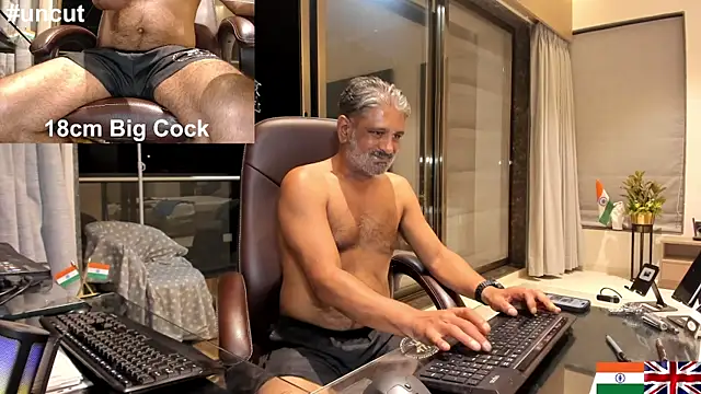 Snapshot of OnlineBossUK chatting on February 27, 2025, 4:43 pm OnlineBossUK online show from February 27, 2025, 4:43 pm