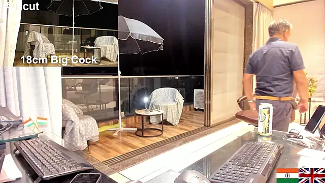 Snapshot of OnlineBossUK chatting on February 28, 2025, 10:28 pm OnlineBossUK online show from February 28, 2025, 10:28 pm