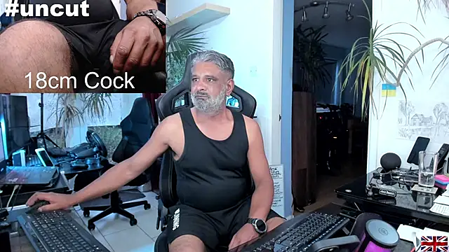 Snapshot of OnlineBossUK chatting on March 16, 2025, 6:12 pm OnlineBossUK online show from March 16, 2025, 6:12 pm