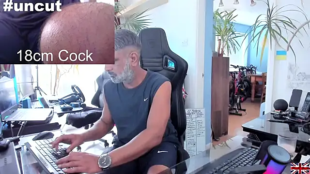 Snapshot of OnlineBossUK chatting on March 17, 2025, 2:34 pm OnlineBossUK online show from March 17, 2025, 2:34 pm