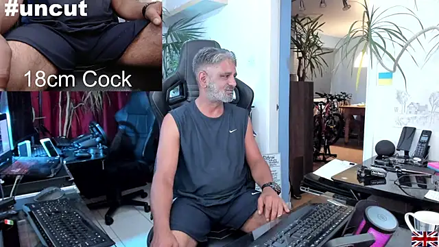 Snapshot of OnlineBossUK chatting on March 17, 2025, 8:51 pm OnlineBossUK online show from March 17, 2025, 8:51 pm