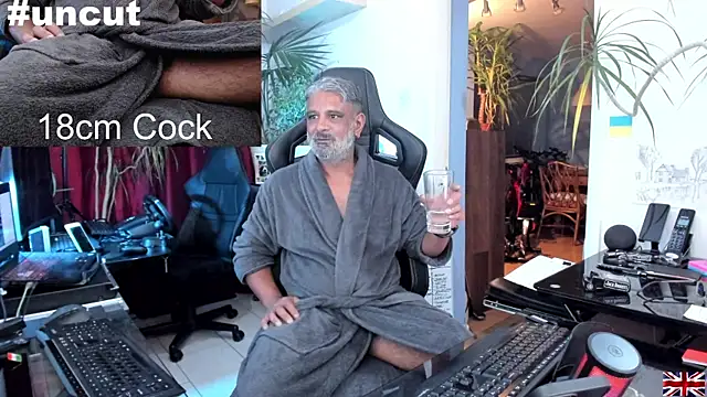 Snapshot of OnlineBossUK chatting on March 17, 2025, 11:54 pm OnlineBossUK online show from March 17, 2025, 11:54 pm