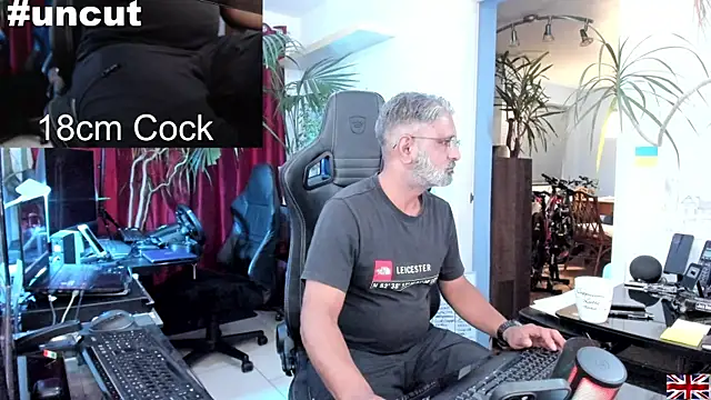 Snapshot of OnlineBossUK chatting on March 18, 2025, 7:20 pm OnlineBossUK online show from March 18, 2025, 7:20 pm