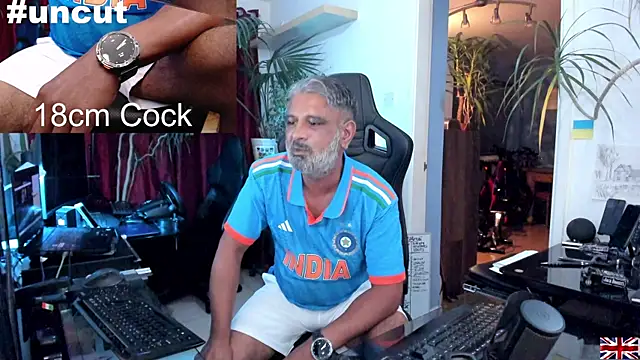 Snapshot of OnlineBossUK chatting on March 19, 2025, 8:43 pm OnlineBossUK online show from March 19, 2025, 8:43 pm