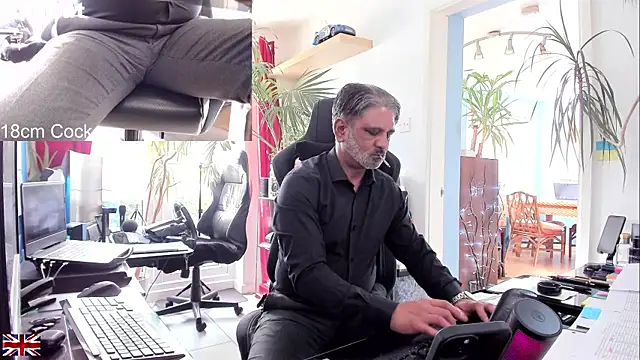 Snapshot of OnlineBossUK chatting on September 8, 2025, 4:06 pm OnlineBossUK online show from September 8, 2025, 4:06 pm