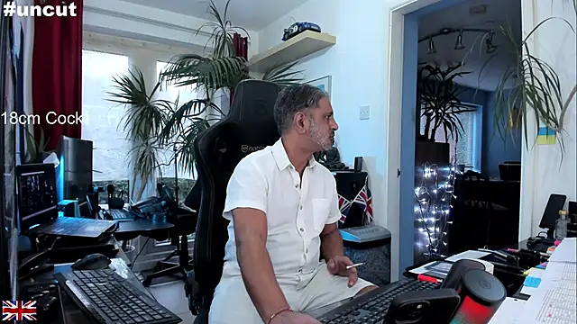 Snapshot of OnlineBossUK chatting on September 9, 2025, 6:07 pm OnlineBossUK online show from September 9, 2025, 6:07 pm