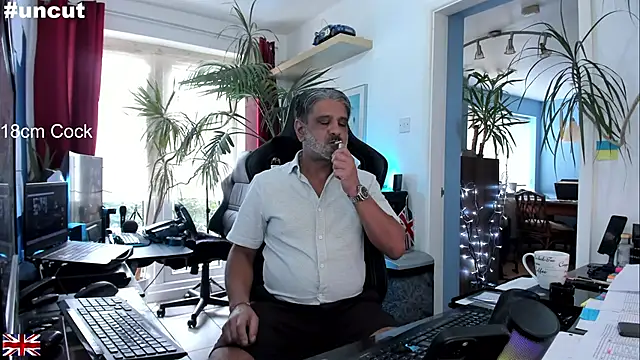 Snapshot of OnlineBossUK chatting on September 10, 2025, 3:45 pm OnlineBossUK online show from September 10, 2025, 3:45 pm