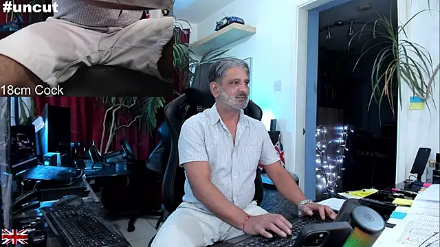 Snapshot of OnlineBossUK chatting on September 12, 2025, 10:43 pm OnlineBossUK online show from September 12, 2025, 10:43 pm