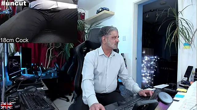 Snapshot of OnlineBossUK chatting on September 13, 2025, 8:08 pm OnlineBossUK online show from September 13, 2025, 8:08 pm