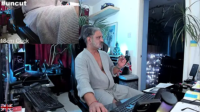 Snapshot of OnlineBossUK chatting on September 17, 2025, 6:04 am OnlineBossUK online show from September 17, 2025, 6:04 am