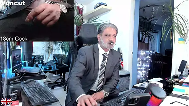 Snapshot of OnlineBossUK chatting on September 17, 2025, 6:09 pm OnlineBossUK online show from September 17, 2025, 6:09 pm