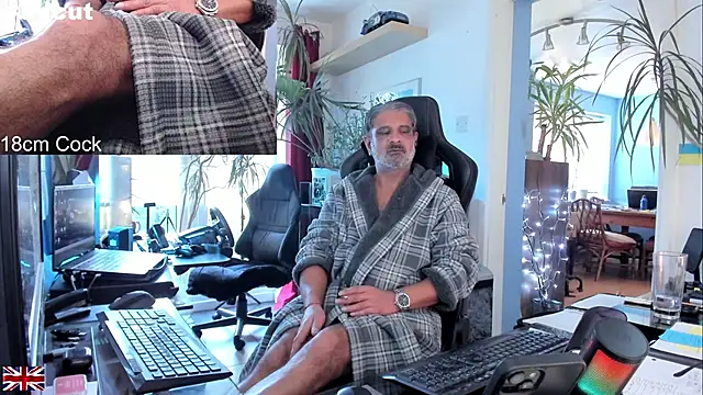 Snapshot of OnlineBossUK chatting on September 22, 2025, 11:45 am OnlineBossUK online show from September 22, 2025, 11:45 am