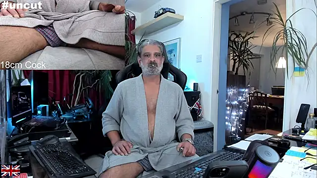 Snapshot of OnlineBossUK chatting on September 26, 2025, 7:18 pm OnlineBossUK online show from September 26, 2025, 7:18 pm