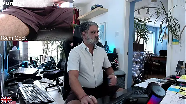 Snapshot of OnlineBossUK chatting on September 27, 2025, 1:27 pm OnlineBossUK online show from September 27, 2025, 1:27 pm