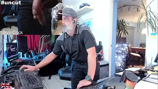 Snapshot of OnlineBossUK chatting on October 2, 2025, 6:15 pm OnlineBossUK online show from October 2, 2025, 6:15 pm