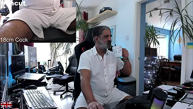 Snapshot of OnlineBossUK chatting on October 4, 2025, 1:31 pm OnlineBossUK online show from October 4, 2025, 1:31 pm