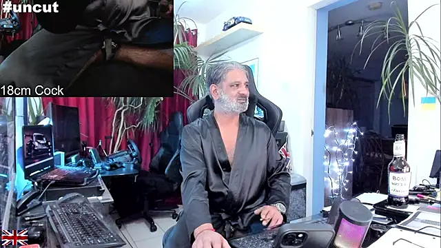 Snapshot of OnlineBossUK chatting on October 5, 2025, 1:37 am OnlineBossUK online show from October 5, 2025, 1:37 am