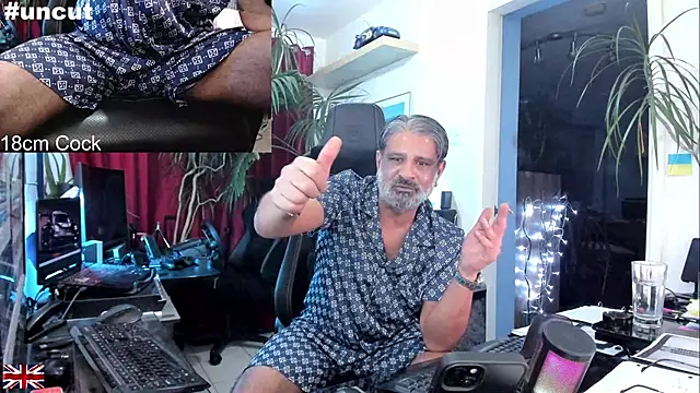 Snapshot of OnlineBossUK chatting on October 6, 2025, 4:32 am OnlineBossUK online show from October 6, 2025, 4:32 am