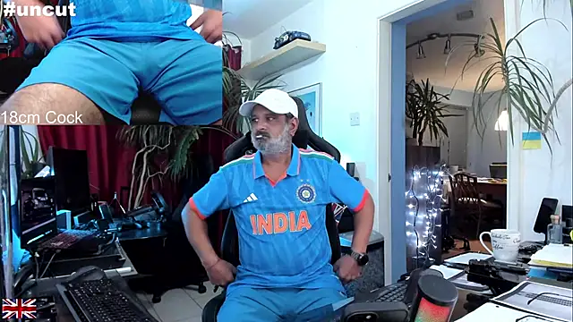 Snapshot of OnlineBossUK chatting on October 7, 2025, 7:33 pm OnlineBossUK online show from October 7, 2025, 7:33 pm