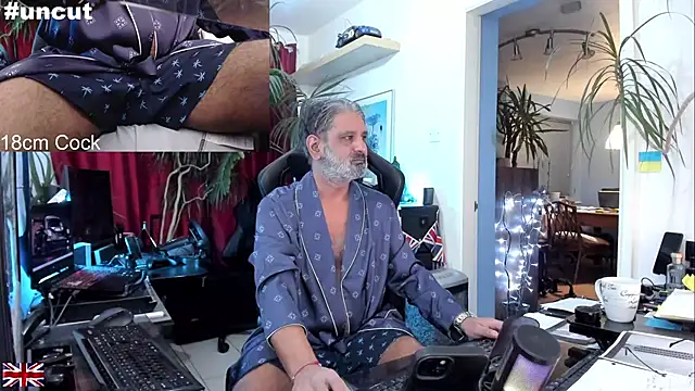 Snapshot of OnlineBossUK chatting on October 8, 2025, 7:11 pm OnlineBossUK online show from October 8, 2025, 7:11 pm