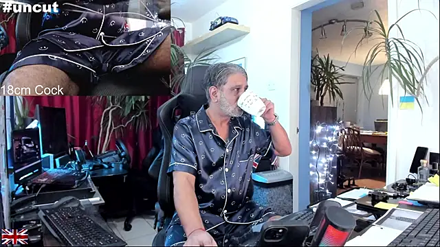 Snapshot of OnlineBossUK chatting on October 9, 2025, 5:55 pm OnlineBossUK online show from October 9, 2025, 5:55 pm