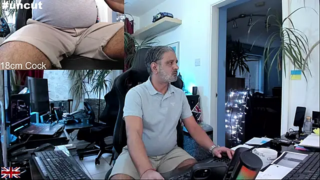 Snapshot of OnlineBossUK chatting on October 10, 2025, 5:23 pm OnlineBossUK online show from October 10, 2025, 5:23 pm