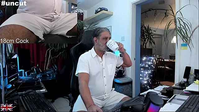 Snapshot of OnlineBossUK chatting on October 11, 2025, 6:17 pm OnlineBossUK online show from October 11, 2025, 6:17 pm