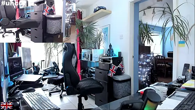 Snapshot of OnlineBossUK chatting on October 13, 2025, 12:05 pm OnlineBossUK online show from October 13, 2025, 12:05 pm