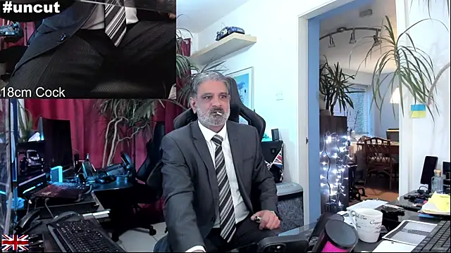 Snapshot of OnlineBossUK chatting on October 16, 2025, 4:52 pm OnlineBossUK online show from October 16, 2025, 4:52 pm