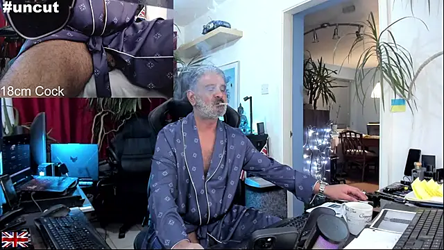 Snapshot of OnlineBossUK chatting on October 19, 2025, 9:59 pm OnlineBossUK online show from October 19, 2025, 9:59 pm