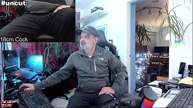 Snapshot of OnlineBossUK chatting on October 23, 2025, 8:18 pm OnlineBossUK online show from October 23, 2025, 8:18 pm