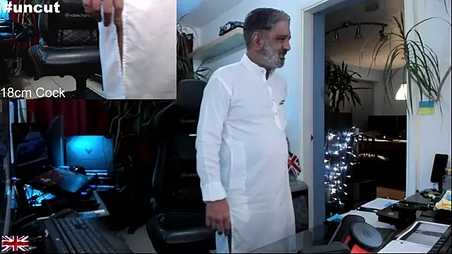 Snapshot of OnlineBossUK chatting on October 27, 2025, 5:28 pm OnlineBossUK online show from October 27, 2025, 5:28 pm