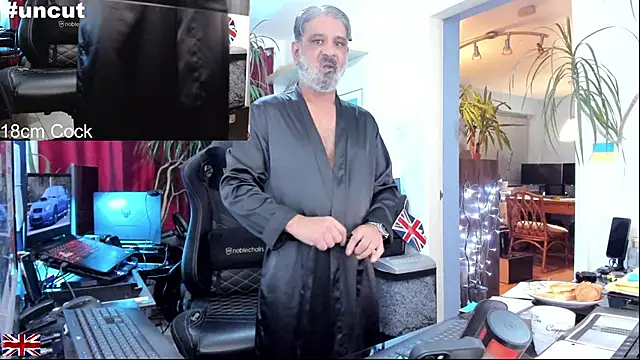 Snapshot of OnlineBossUK chatting on October 28, 2025, 8:44 pm OnlineBossUK online show from October 28, 2025, 8:44 pm