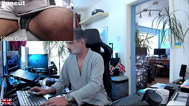 Snapshot of OnlineBossUK chatting on November 2, 2025, 11:23 am OnlineBossUK online show from November 2, 2025, 11:23 am