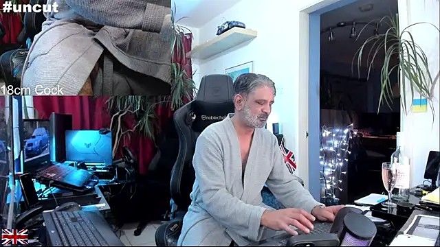 Snapshot of OnlineBossUK chatting on November 2, 2025, 11:29 pm OnlineBossUK online show from November 2, 2025, 11:29 pm