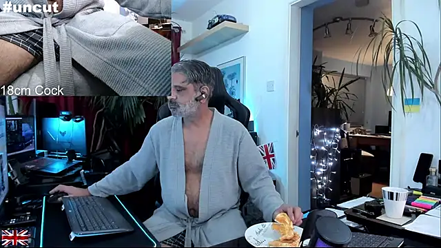 Snapshot of OnlineBossUK chatting on November 6, 2025, 5:25 pm OnlineBossUK online show from November 6, 2025, 5:25 pm