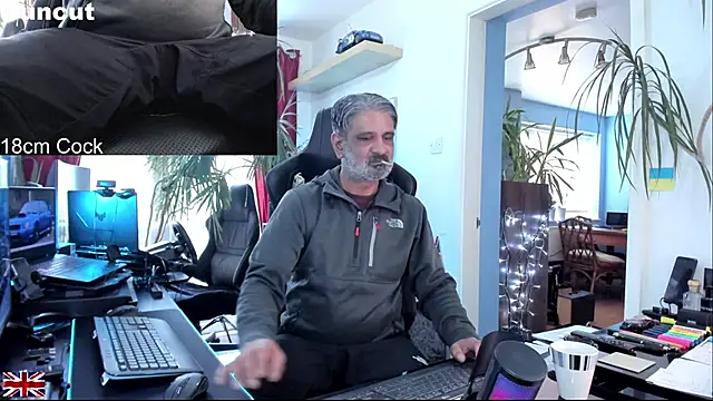 Snapshot of OnlineBossUK chatting on November 8, 2025, 11:10 am OnlineBossUK online show from November 8, 2025, 11:10 am