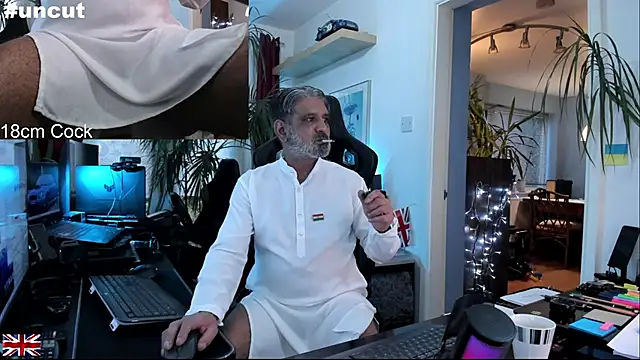 Snapshot of OnlineBossUK chatting on November 14, 2025, 3:11 pm OnlineBossUK online show from November 14, 2025, 3:11 pm