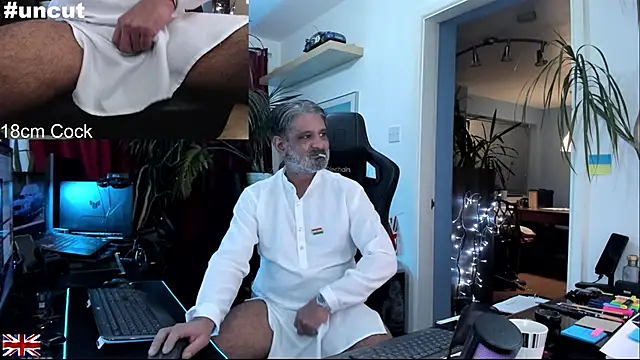 Snapshot of OnlineBossUK chatting on November 15, 2025, 4:25 pm OnlineBossUK online show from November 15, 2025, 4:25 pm