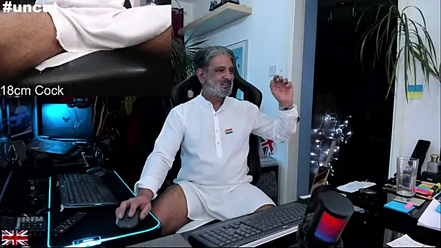 Snapshot of OnlineBossUK chatting on November 16, 2025, 4:29 am OnlineBossUK online show from November 16, 2025, 4:29 am