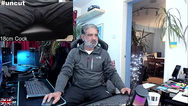 Snapshot of OnlineBossUK chatting on November 17, 2025, 10:59 pm OnlineBossUK online show from November 17, 2025, 10:59 pm