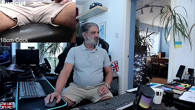 Snapshot of OnlineBossUK chatting on November 18, 2025, 3:27 pm OnlineBossUK online show from November 18, 2025, 3:27 pm