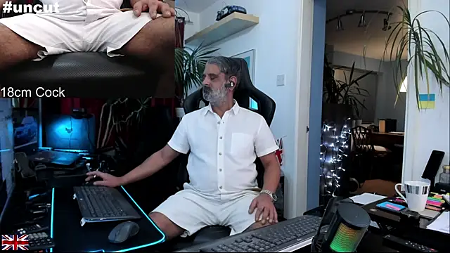 Snapshot of OnlineBossUK chatting on November 19, 2025, 9:26 pm OnlineBossUK online show from November 19, 2025, 9:26 pm