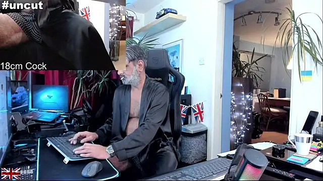 Snapshot of OnlineBossUK chatting on November 21, 2025, 8:07 pm OnlineBossUK online show from November 21, 2025, 8:07 pm