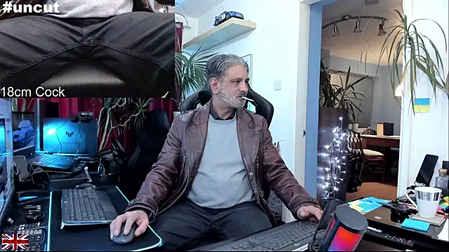 Snapshot of OnlineBossUK chatting on November 23, 2025, 7:24 pm OnlineBossUK online show from November 23, 2025, 7:24 pm